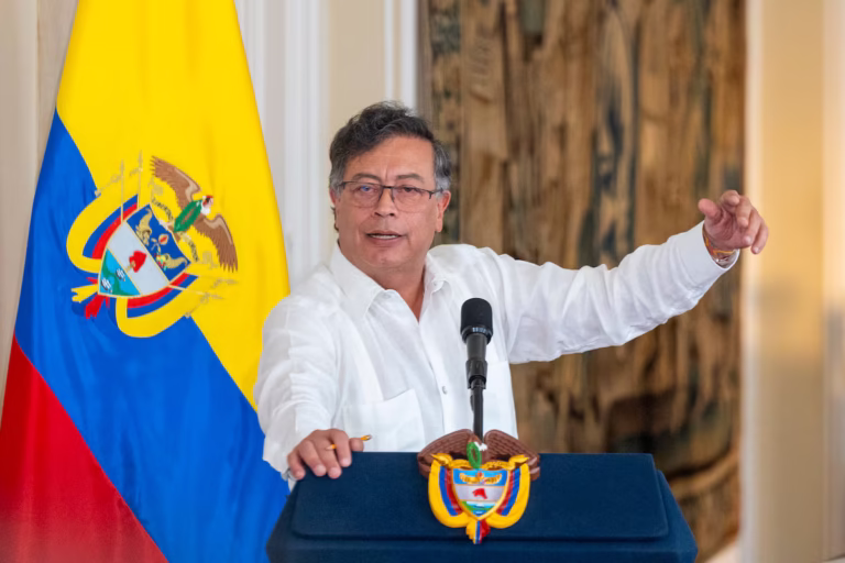 “Un par de tragos” de Petro, según Bukele, desestabiliza Colombia