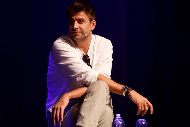 Piqué anuncia que regresa al fútbol