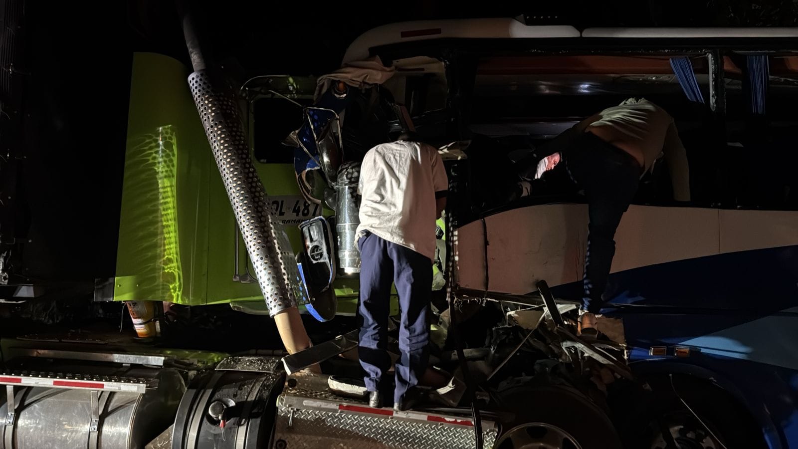 Tres fallecidos y más de 25 heridos por choque entre bus de Copetran y una tractomula