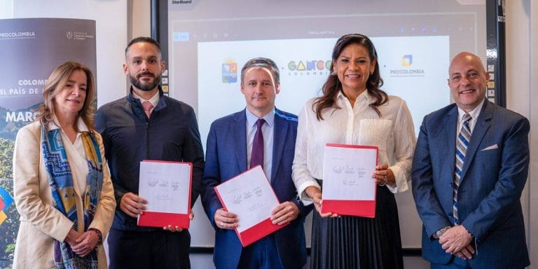 aluminio verde en Tolu Según los firmantes privados y públicos, este proyecto transformador posicionará a Colombia como líder en la producción de aluminio verde, bajo estándares sostenibles y de vanguardia industrial y está avaluado en USD 2.7 billones. Tolú