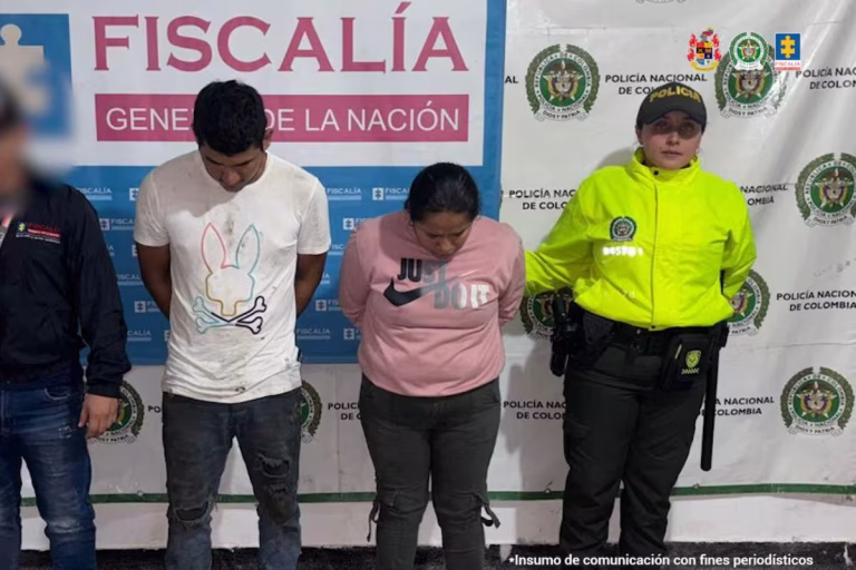 Autoridades capturan a dos personas señaladas de asesinar a un hombre con arma blanca durante un robo en Pitalito, Huila. La víctima fue atacada tras salir de un establecimiento y murió por la gravedad de las heridas. Los detenidos fueron enviados a prisión