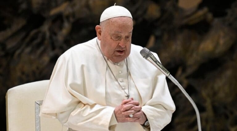 El Papa Francisco enfrenta un cuadro de neumonía: su estado de salud es delicado