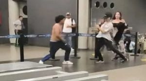 Viaje violento: Jóvenes se agarran a golpes en el Metro de Medellín [VIDEO]