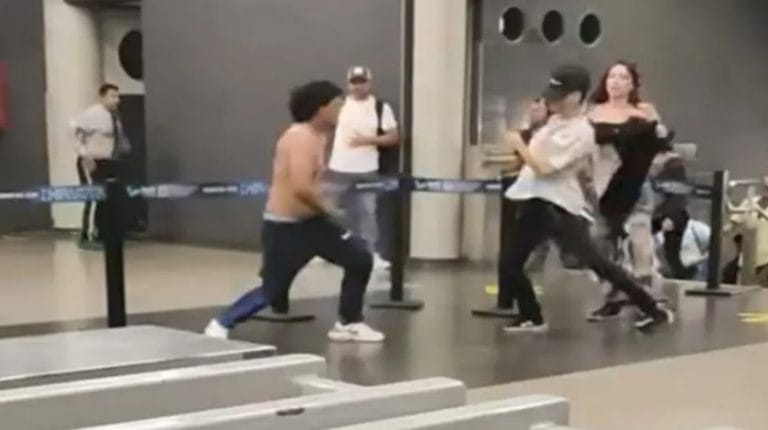 Viaje violento: Jóvenes se agarran a golpes en el Metro de Medellín [VIDEO]