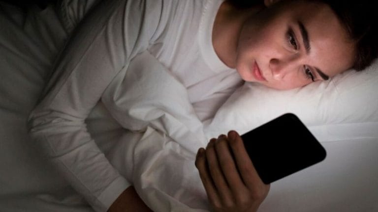 usar el celular al desprtar es grave
