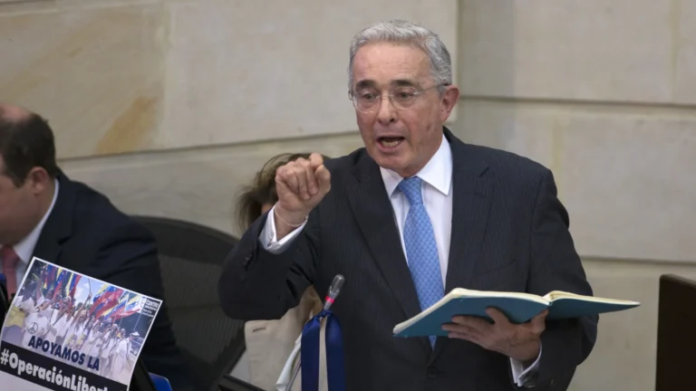Uribe dice si ganan en el 2026, reducirán los impuestos y el tamaño Estado