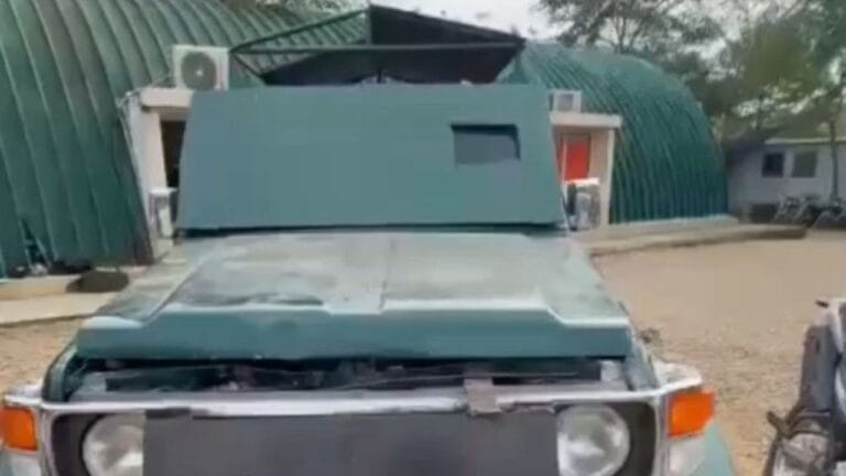 a tanqueta blindada diseñada artesanalmente por las disidencias de las Farc