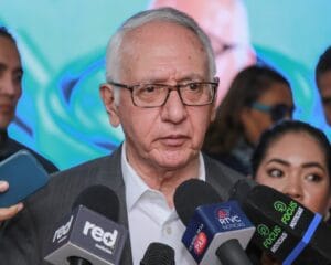 Ante el aumento de casos y muertes por fiebre amarilla, el Gobierno declaró la emergencia sanitaria nacional y busca vacunar a 14 millones de personas, priorizando a quienes viven en zonas de alto riesgo. La vacuna, eficaz y gratuita, ya está disponible en todo el país. CONTEXTO CARIBE