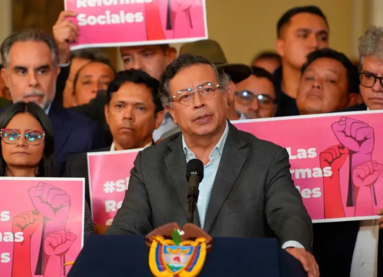 La consulta de Petro se tambalea: admiten tutela que podría frenarla