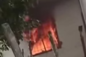 Le prendió candela a la casa de su hermano por salir desnudo frente a sus sobrinos