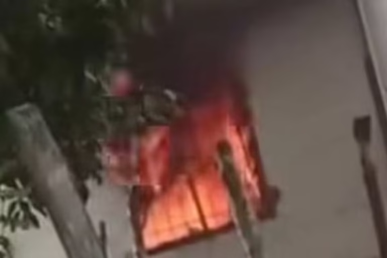 Le prendió candela a la casa de su hermano por salir desnudo frente a sus sobrinos