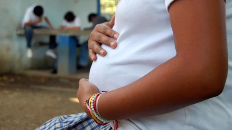 Imputan a mujer que presuntamente agredió a su hija embarazada para inducirle un aborto