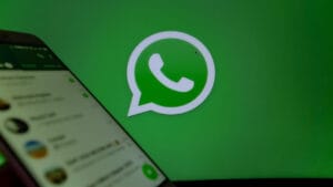 Alerta de WhatsApp sobre intento de acceso con código de verificación no solicitado. CONTEXTO CARIBE