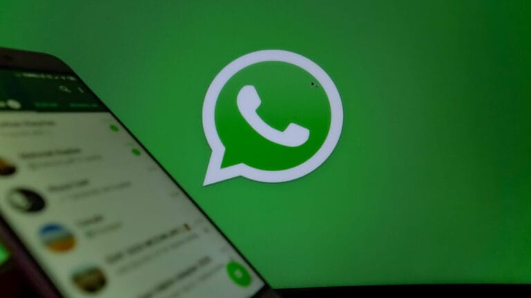 Alerta de WhatsApp sobre intento de acceso con código de verificación no solicitado. CONTEXTO CARIBE