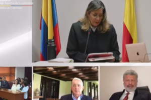 Álvaro Uribe escucha el fallo judicial en su contra por soborno y fraude procesal, durante audiencia en Bogotá, julio 2025.