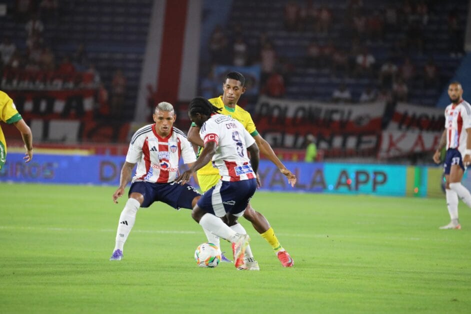 Teófilo Gutiérrez celebra su gol 96 con Junior en el empate ante Huila en la Copa Colombia.