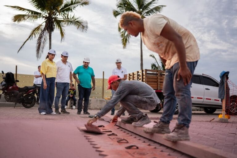 Avance de las obras del malecón turístico de Coveñas, con pavimento estampado y estructura frente al mar.