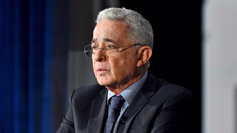 Expresidente Álvaro Uribe Vélez es condenado a 12 años de prisión domiciliaria