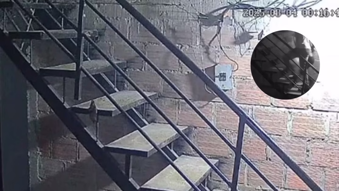 Escalera de motel en Cisneros, Buenaventura, lugar donde ocurrió la agresión contra Xiomara Ramírez.
