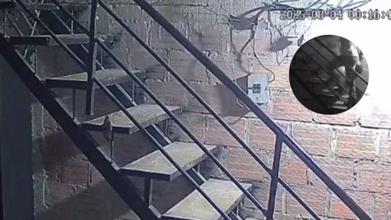 Escalera de motel en Cisneros, Buenaventura, lugar donde ocurrió la agresión contra Xiomara Ramírez.