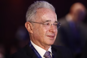 Álvaro Uribe en rueda de prensa tras absolución por el Tribunal Superior de Bogotá el 21 de octubre de 2025