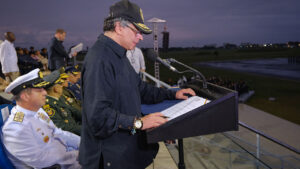 Texto alternativo: Hombre en uniforme militar da un discurso en una ceremonia al aire libre durante la tarde.