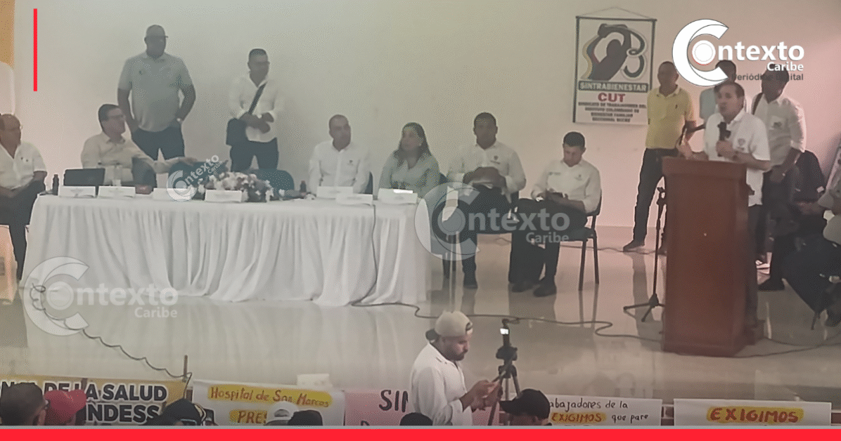 Manifestación sindical en Santo Domingo con representantes y carteles.