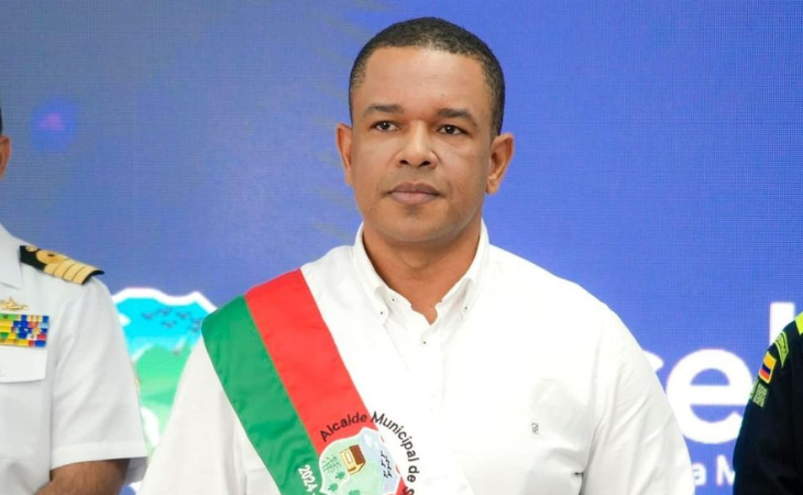 Sábrido con banda presidencial en evento público.