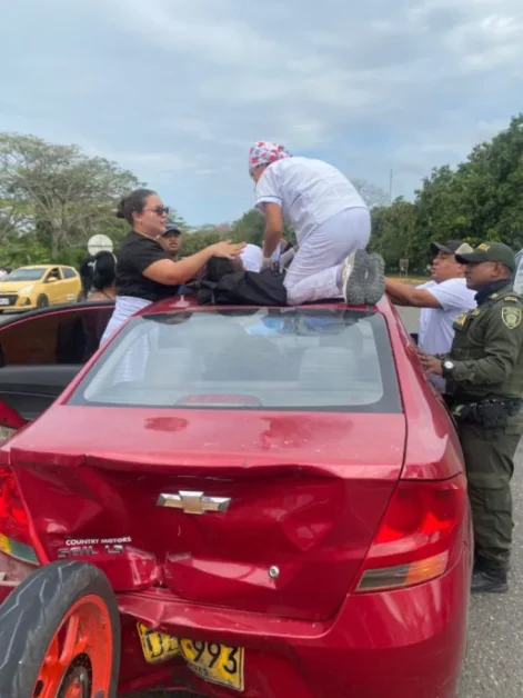 NOTICIAS DE SINCELEJO CHOQUE COROZAL Motociclista terminó sobre el techo de un carro al sufrir un accidente en vía Sincelejo–Corozal