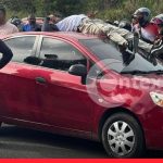 Motociclista terminó sobre el techo de un carro al sufrir un accidente en vía Sincelejo–Corozal