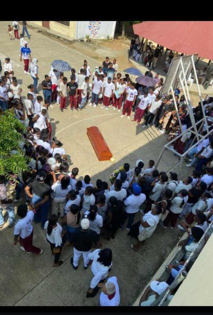 Sepelio de Dilan Herrera San Onofre contexto Caribe Noticias Despedida de la comunidad académica a Dilan Herrera, joven fallecido en San Onofre tras ser impactado por un rayo.