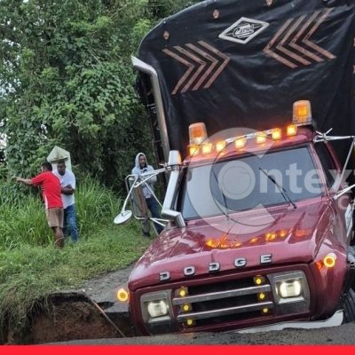 Paso suspendido entre la vía Lorica y Chinú por caída de puente