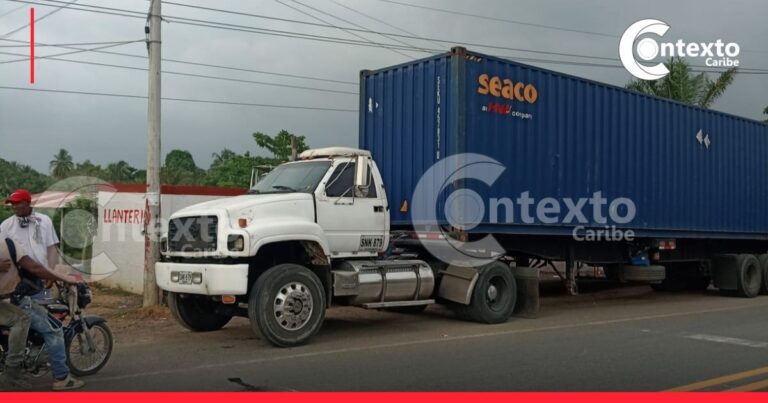 Bloqueo vial protagonizado por camioneros en el sector de La Pollera, en San Onofre, que afectó la movilidad hacia Sincelejo.