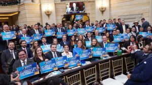 "47 abejas": el mensaje con el que el Centro Democrático desafía al Gobierno de Abelardo de la Espriella en el Congreso