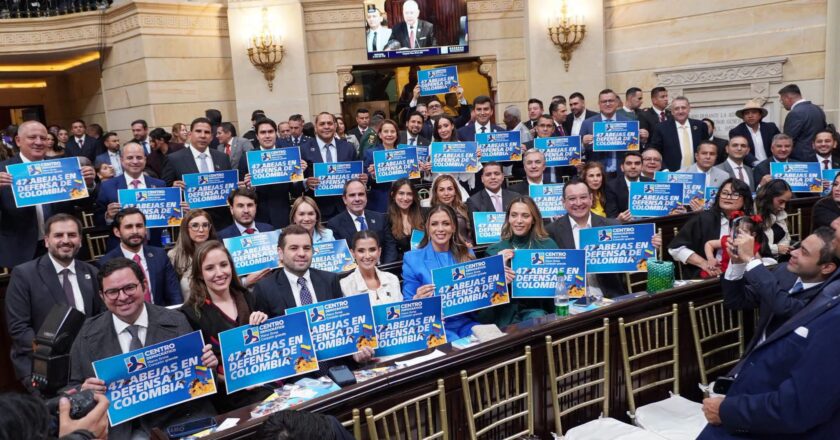 «47 abejas»: el mensaje con el que el Centro Democrático desafía al Gobierno de Abelardo de la Espriella en el Congreso