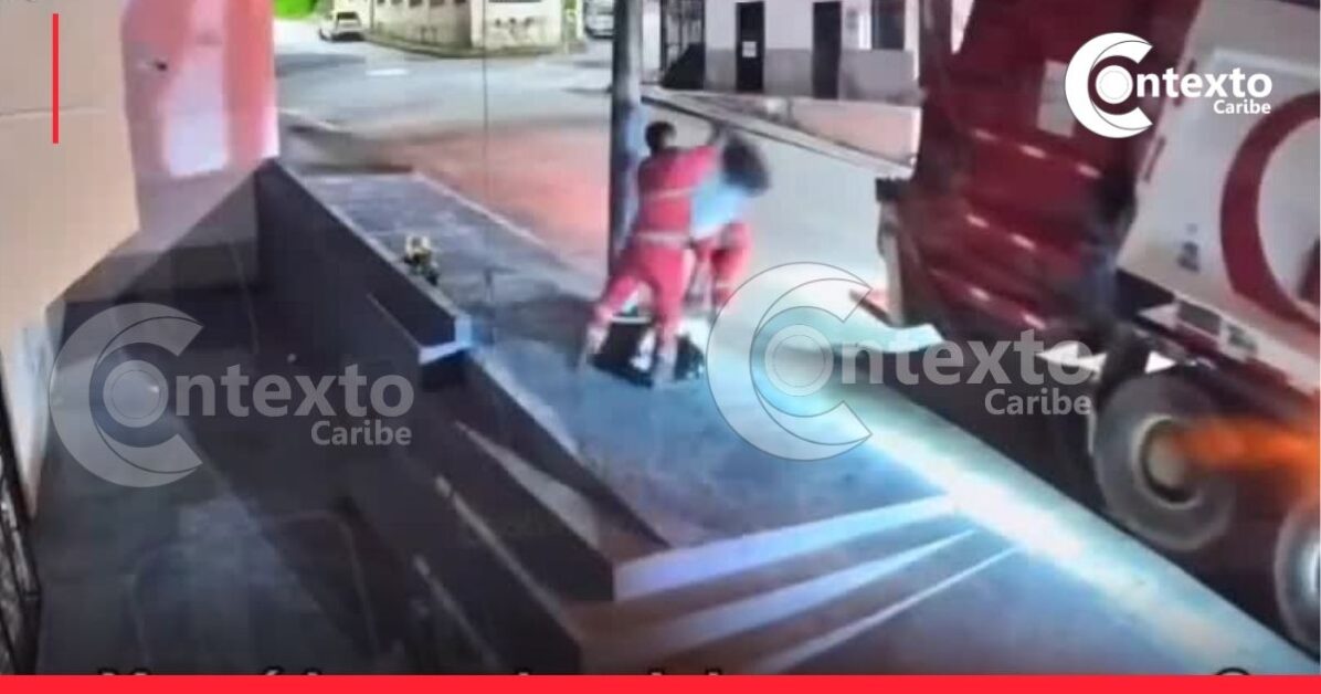 Trabajador del aseo encontró un carrito de juguete y, en lugar de tirarlo al camión, se puso a pasear en él