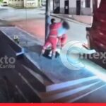 Trabajador del aseo encontró un carrito de juguete y, en lugar de tirarlo al camión, se puso a pasear en él