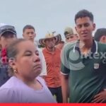 Senora le pega a un ppolicia en corozal Una mujer cachetea a un policía durante un procedimiento en plena corraleja en zona rural de Corozal