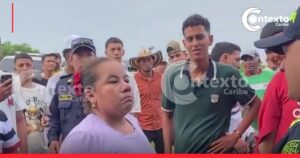 Senora le pega a un ppolicia en corozal Una mujer cachetea a un policía durante un procedimiento en plena corraleja en zona rural de Corozal
