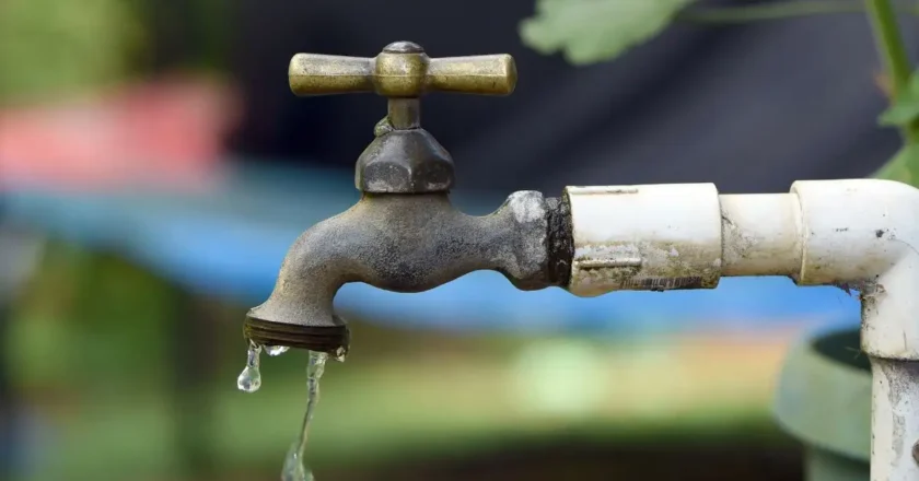 Mal servicio de acueducto en Coveñas: habitantes denuncian agua sucia, cortes y altos cobros