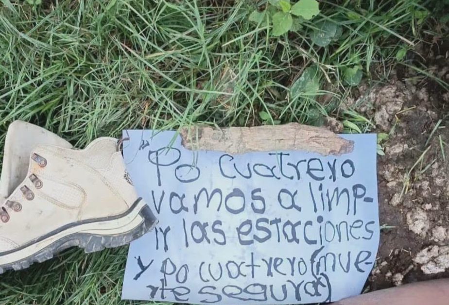 Letrero encontrado junto al cuerpo de Manuel Pérez Gamarra en Palmarito, Majagual.