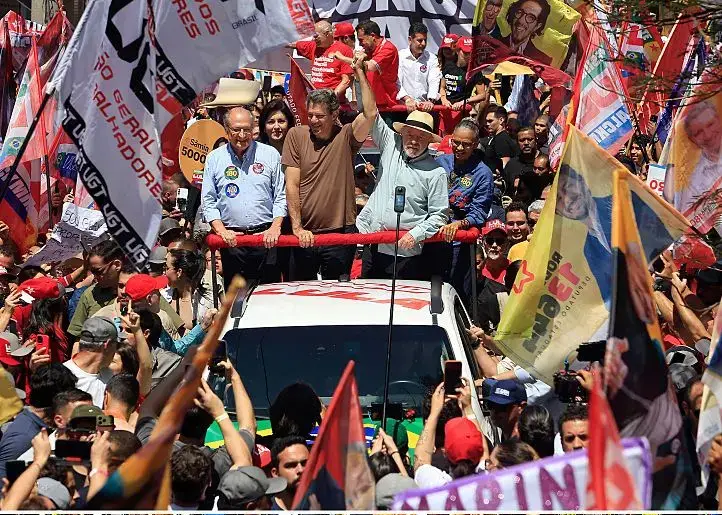 ¡La derecha toma ventaja en Brasil! Lula y Flávio Bolsonaro se disputarán la Presidencia en segunda vuelta