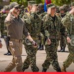 La nueva moda en el Gobierno: ministro de Defensa también apareció armado con pistola